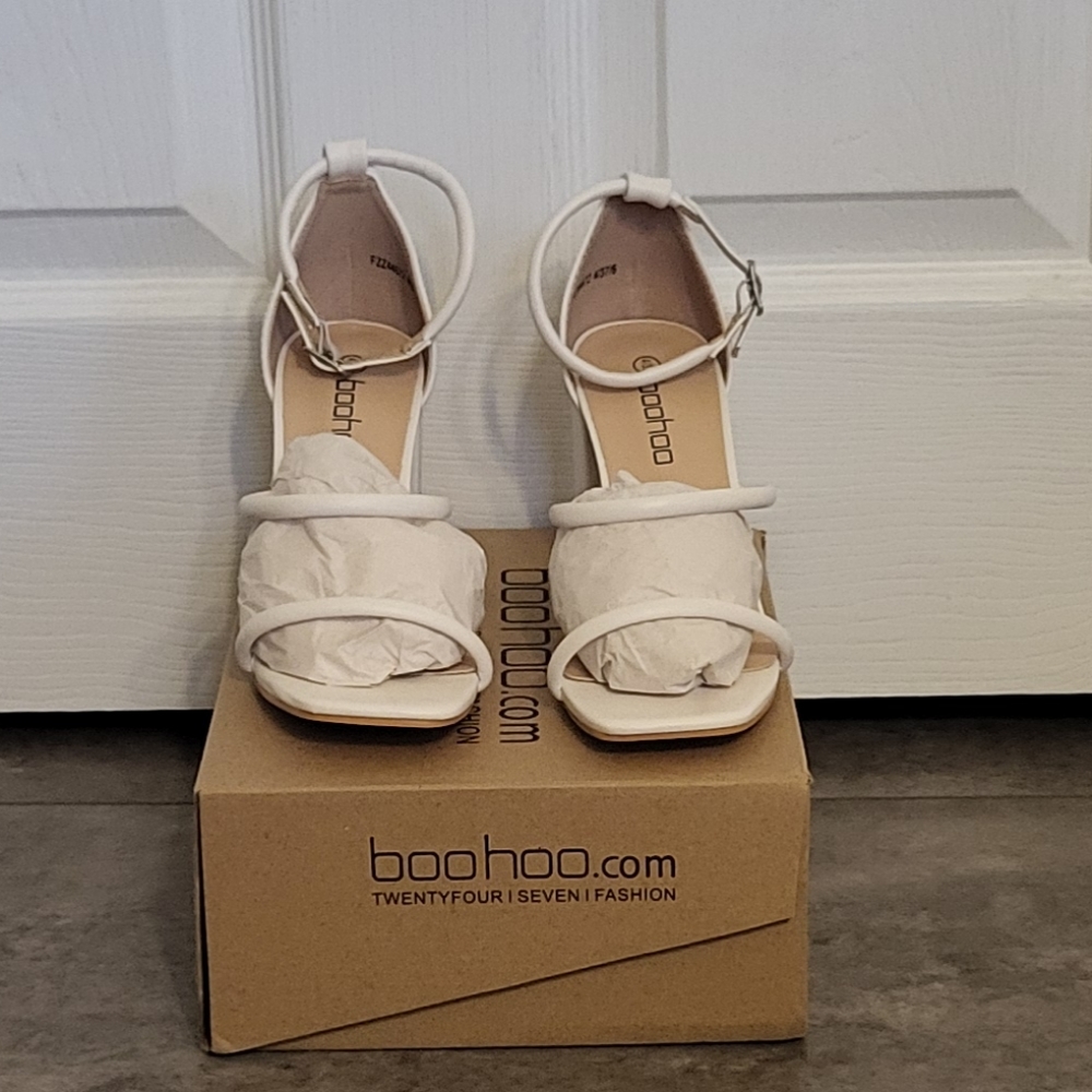 BOOHOO White 3 Strap Heel Size 7
